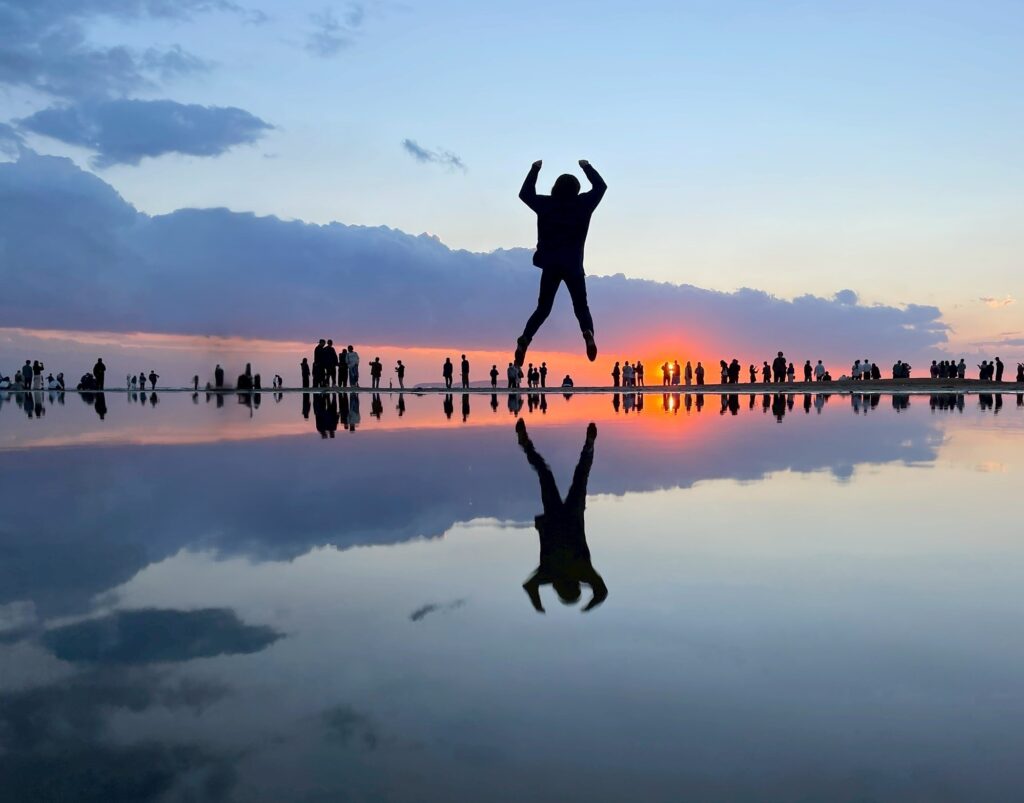 完璧な条件ではなかったけれど、それなりに人と空と雲がしっかり反射した写真