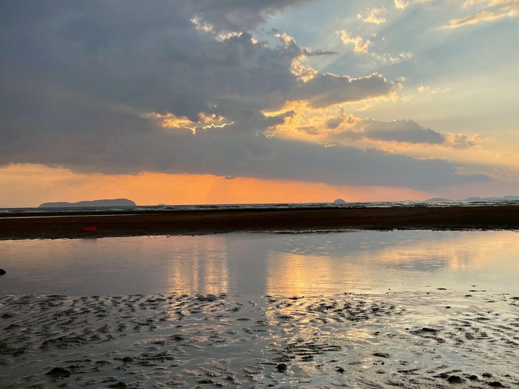 雨が止んだ後の人のいない潮だまりの写真