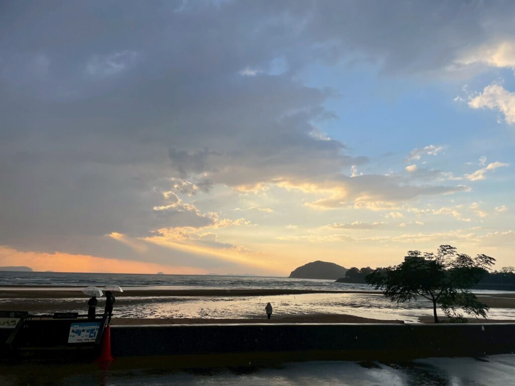 雨が止んだ直後の浜辺と海の写真