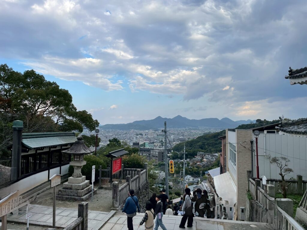 こんぴら表参道から石段を登り途中で振り返った景色の写真