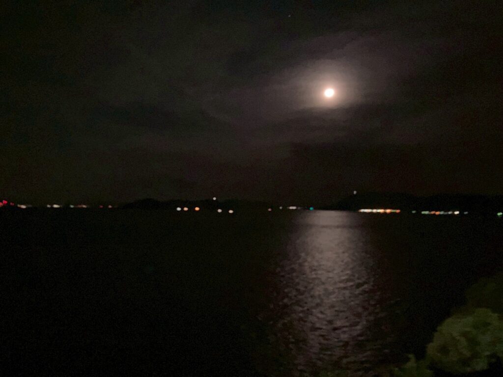 夜の瀬戸内海と月の写真