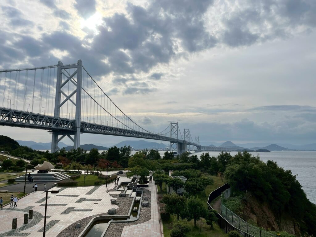 与島SAの展望台から見た瀬戸大橋の写真