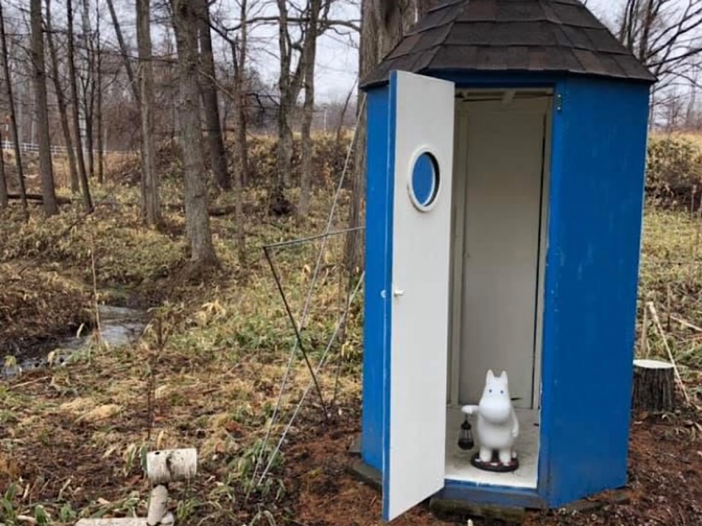 お庭の可愛い小屋